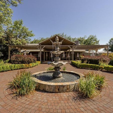 The Village Green Cottage Grove Exterior photo