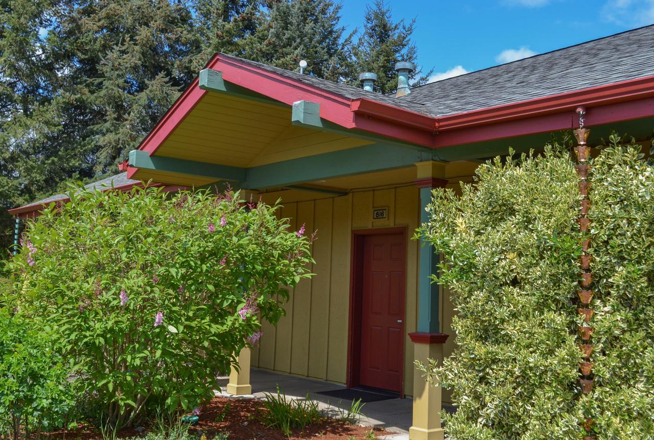 The Village Green Cottage Grove Exterior photo